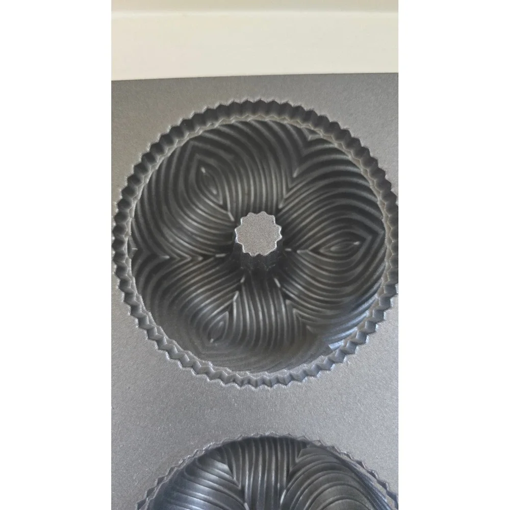 Nordic Ware Autumn Treats Pan 6 Cavity Cast Aluminum Nonstick Fall Cake Pan